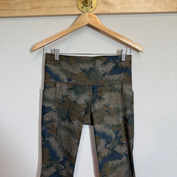 Women's Athleta Olive Green‎ Camo Cropped Leggings Size Medium - Picture 3 of 8